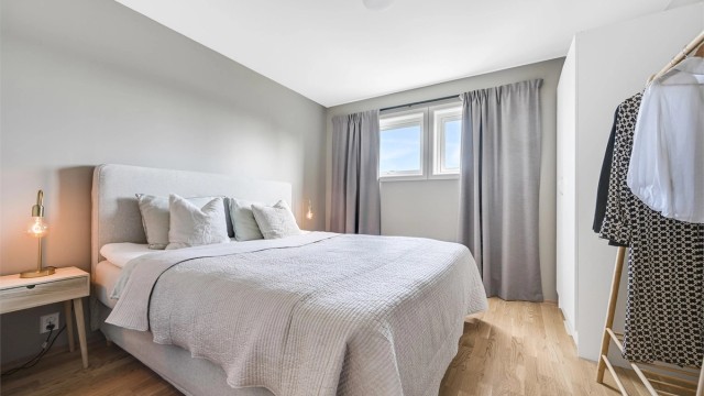 Leiligheten har tre lune og trivelige soverom med gode møbleringsmuligheter.