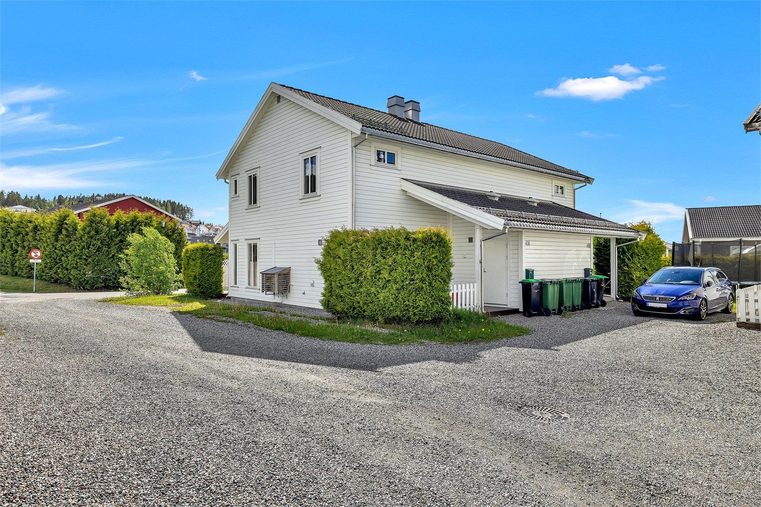 Boligen har en sentral beliggenhet i Bjørkelangen. 