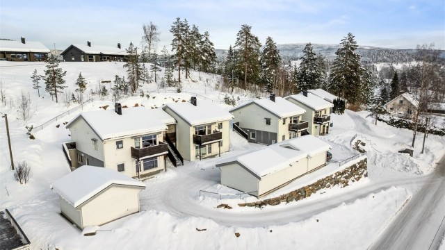 Det er ca. 50 minutter med bil til alpinanlegg på Norefjell, Tempelseter og Haglebu.