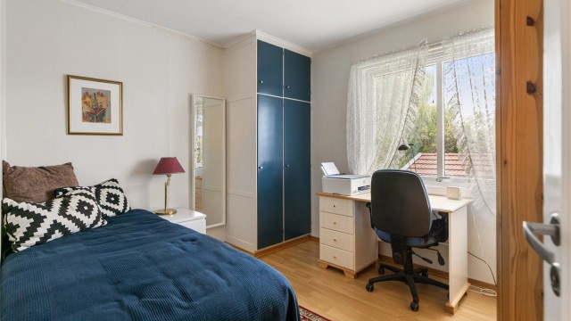 Soverom i første etasje innredet med garderobeskap og plass til seng og skrivebord.