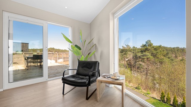 Del av kjøkken med plass til godstol, planter eller et bord
