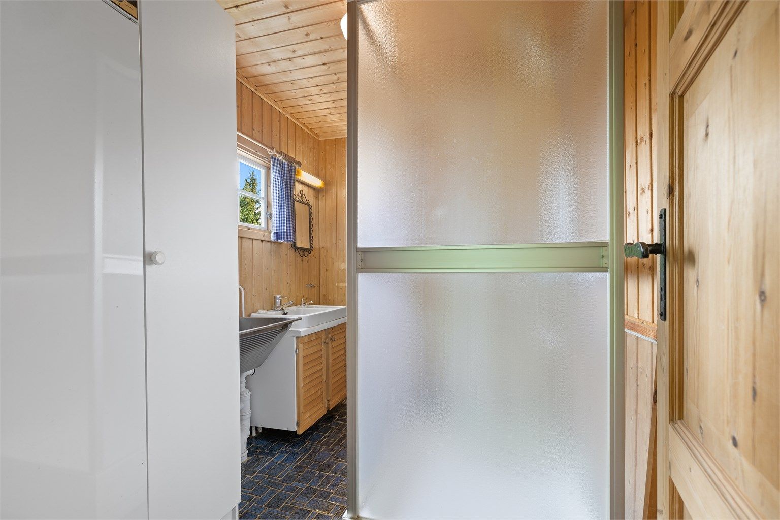 Badet ligger i boligens første etasje.