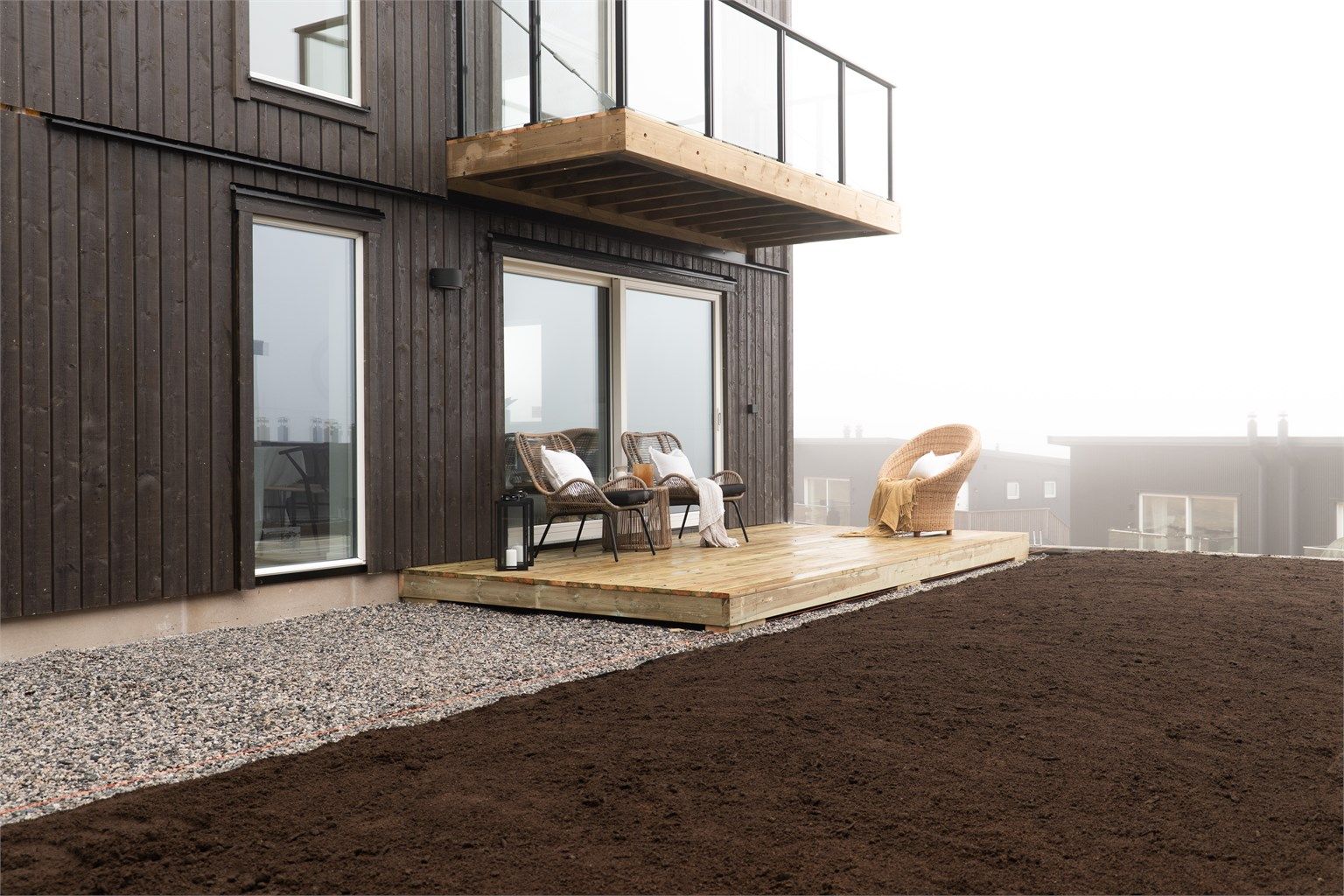 Leiligheten har både tilhørende hageflekk og egen terrasse på ca. 6 kvm., orientert i sydlig retning.