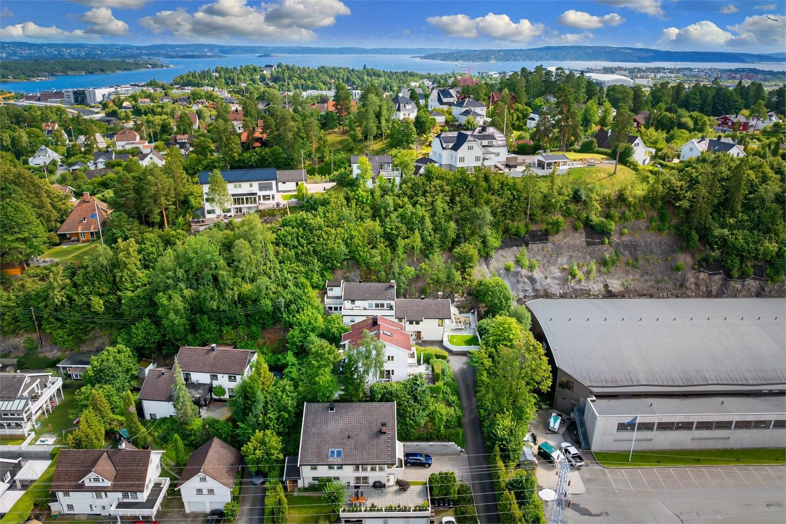Fra Jar er det kort vei til sjøen og flotte rekreasjonsområder.