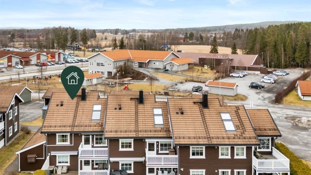 Leiligheten ligger i umiddelbar nærhet til butikker, barnehage, barneskole og kollektiv.