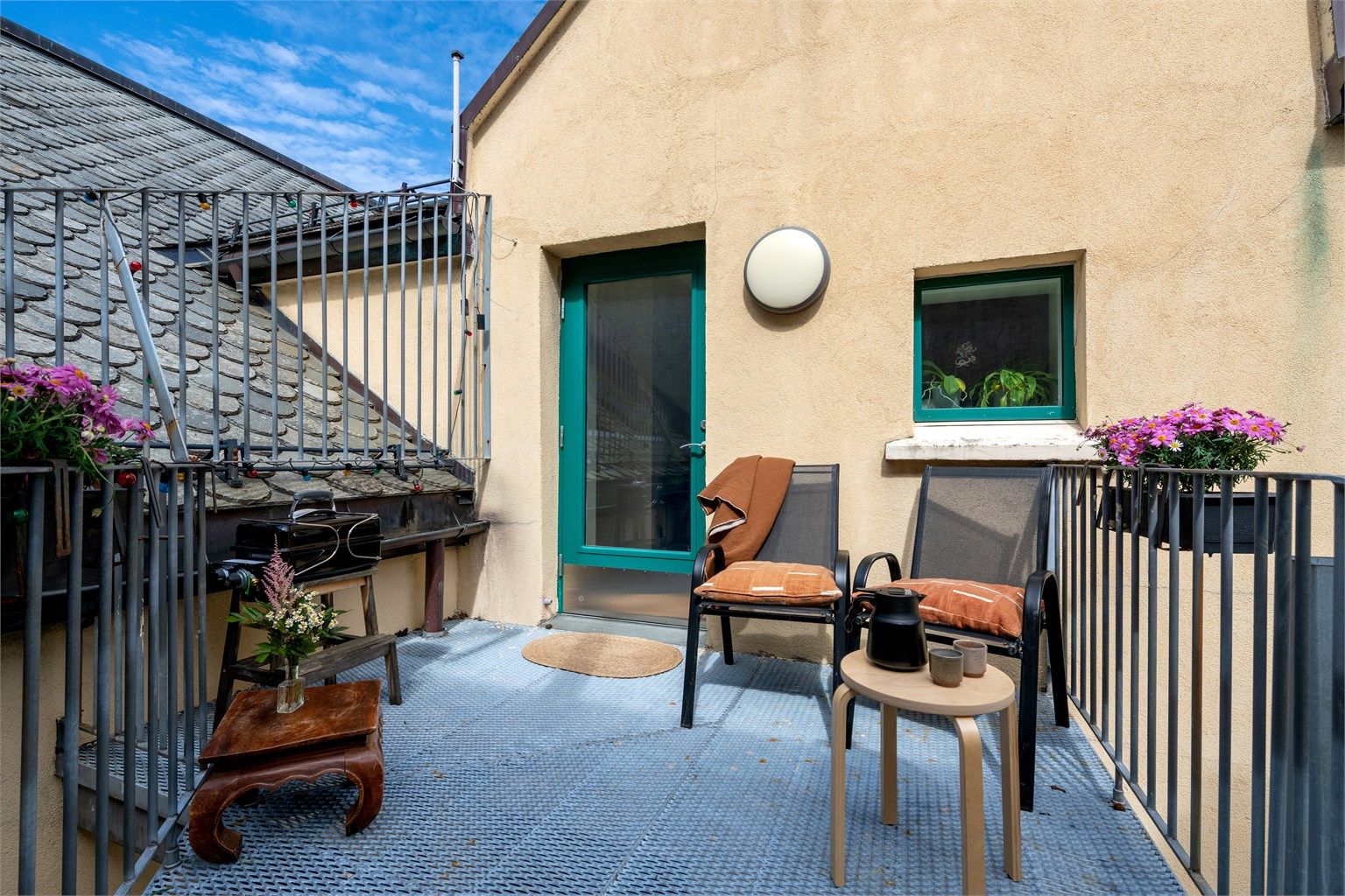 Felles brannbalkong mot bakgård med plass til en liten sittegruppe.
Foto: Stian Wiik