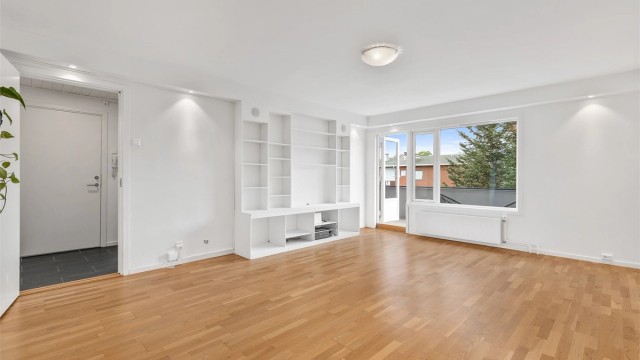 Velkommen til Villaveien 25, presentert av Pojan Eskandari i Krogsveen! Leiligheten har nye vinduer og ny balkongdør fra 2020/2021.