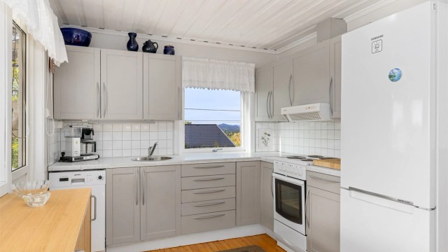 Vinduet over kjøkkenbenken gir godt med arbeidslys.