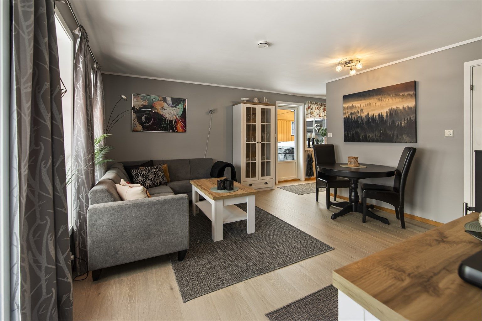 Det er store vindusflater i stue/kjøkken, noe som gir rommet godt naturlig lys