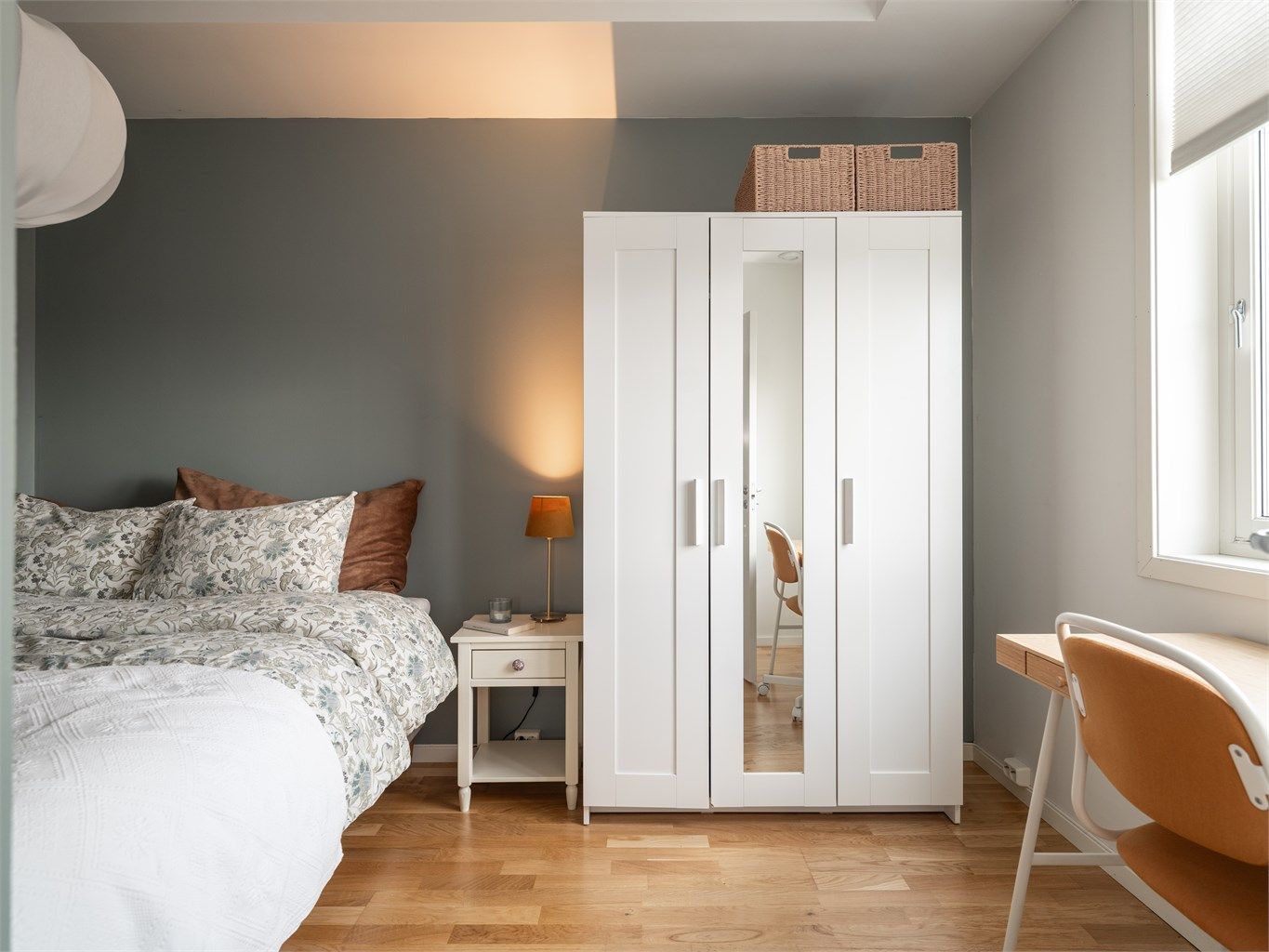 Soverom 2 innenfor kjøkkenet er på 9 kvm, og byr på god plass til dobbeltseng, nattbord og oppbevaring.