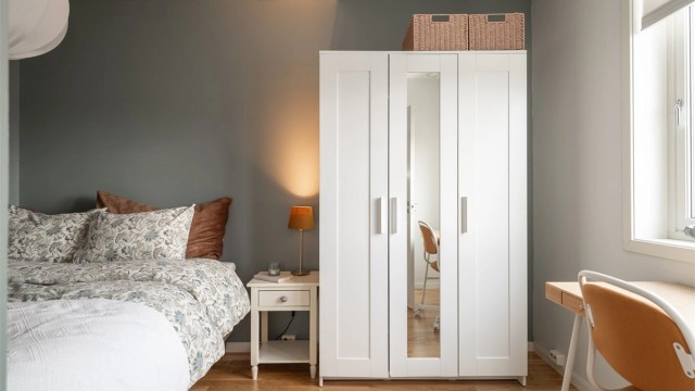 Soverom 2 innenfor kjøkkenet er på 9 kvm, og byr på god plass til dobbeltseng, nattbord og oppbevaring.