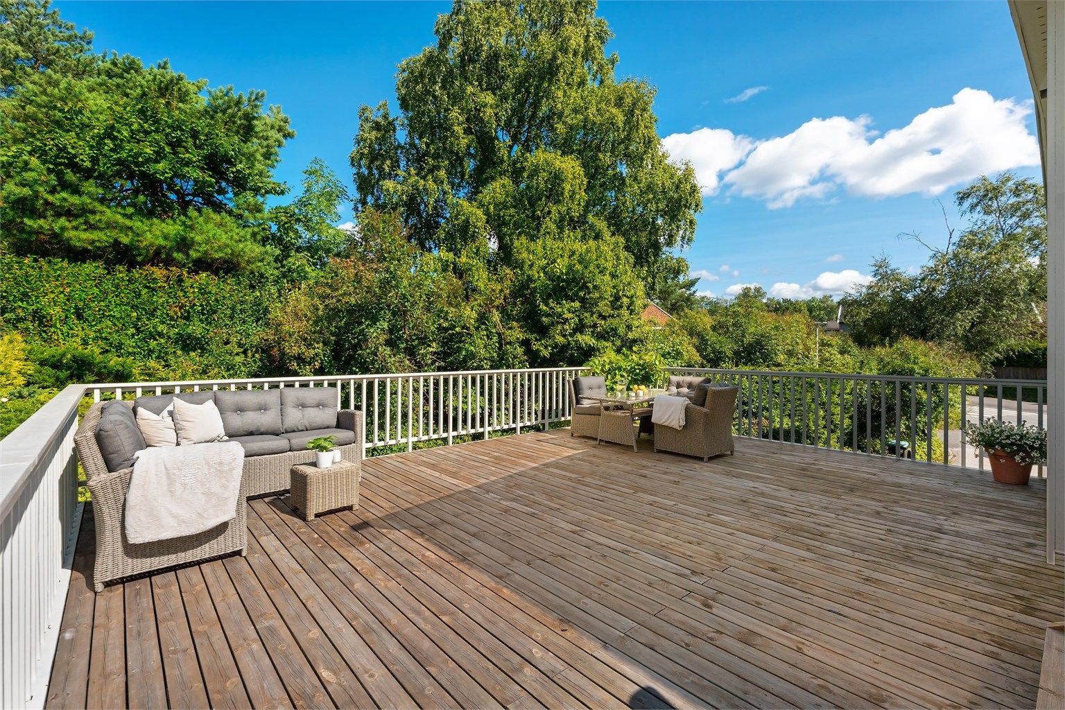 Stor takterrasse på 41 m² og en usjenert hage gir rikelig med plass for hele familien.