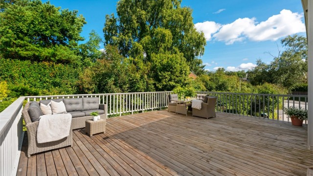 Stor takterrasse på 41 m² og en usjenert hage gir rikelig med plass for hele familien.