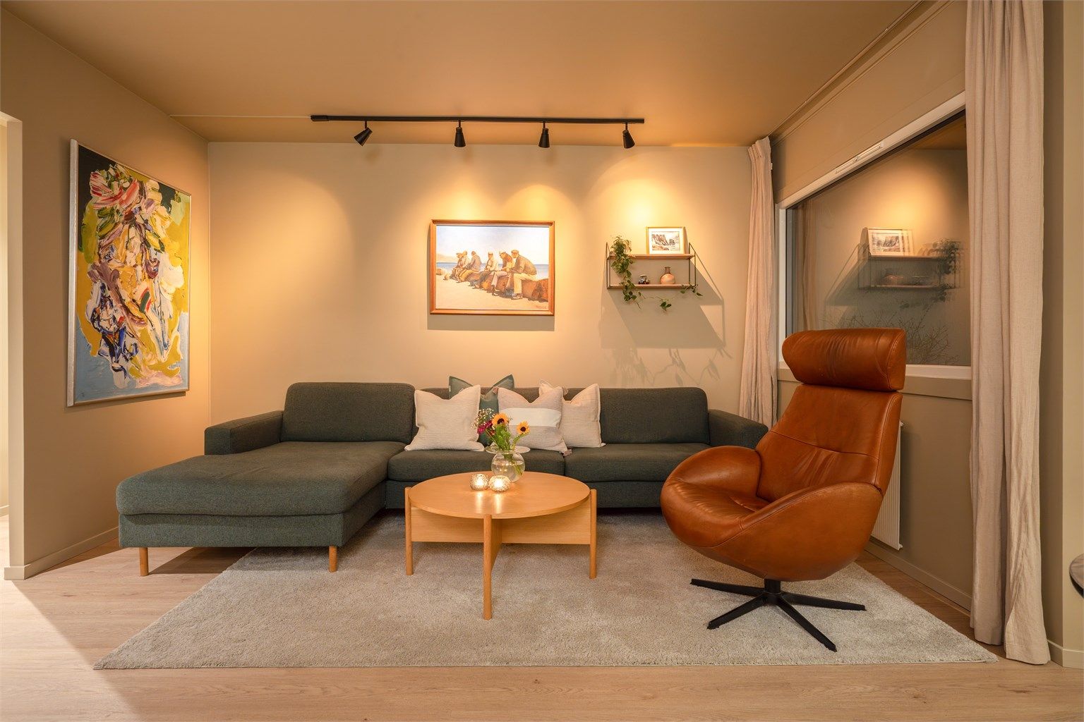 En lun og innbydende stue med god plass for en romslig sofagruppe.