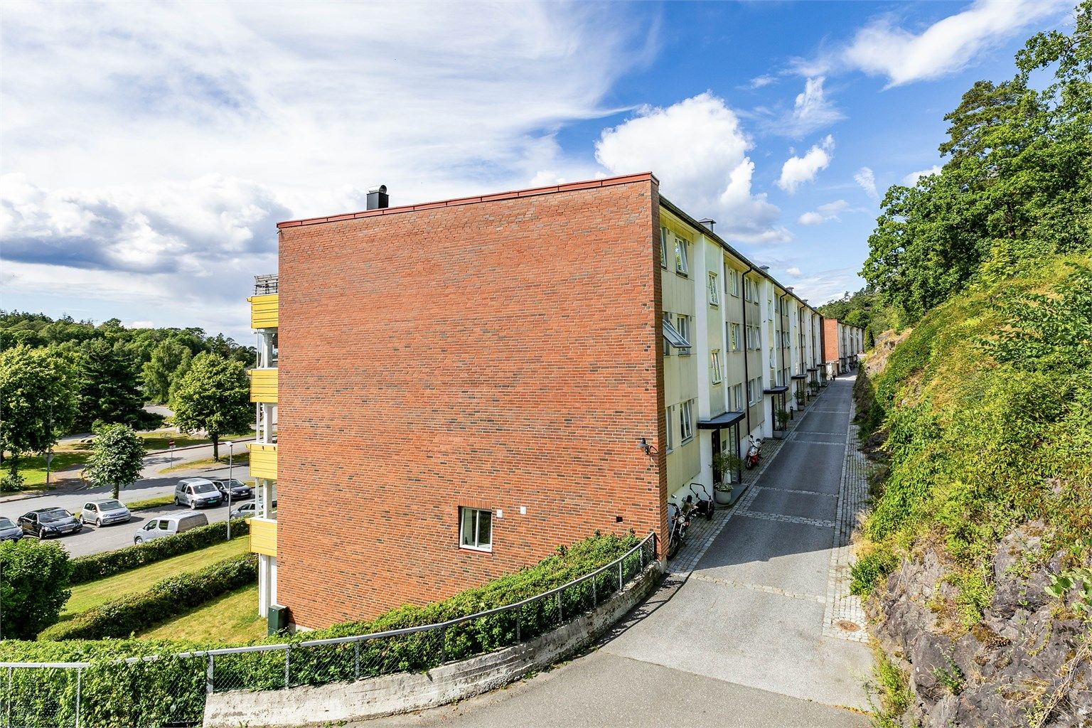 Parkmessige og velstelte grøntarealer omgir alle blokkene langs Refsnesalleen.