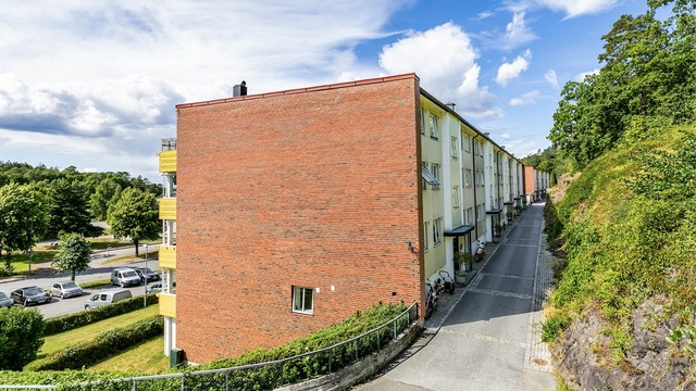 Parkmessige og velstelte grøntarealer omgir alle blokkene langs Refsnesalleen.