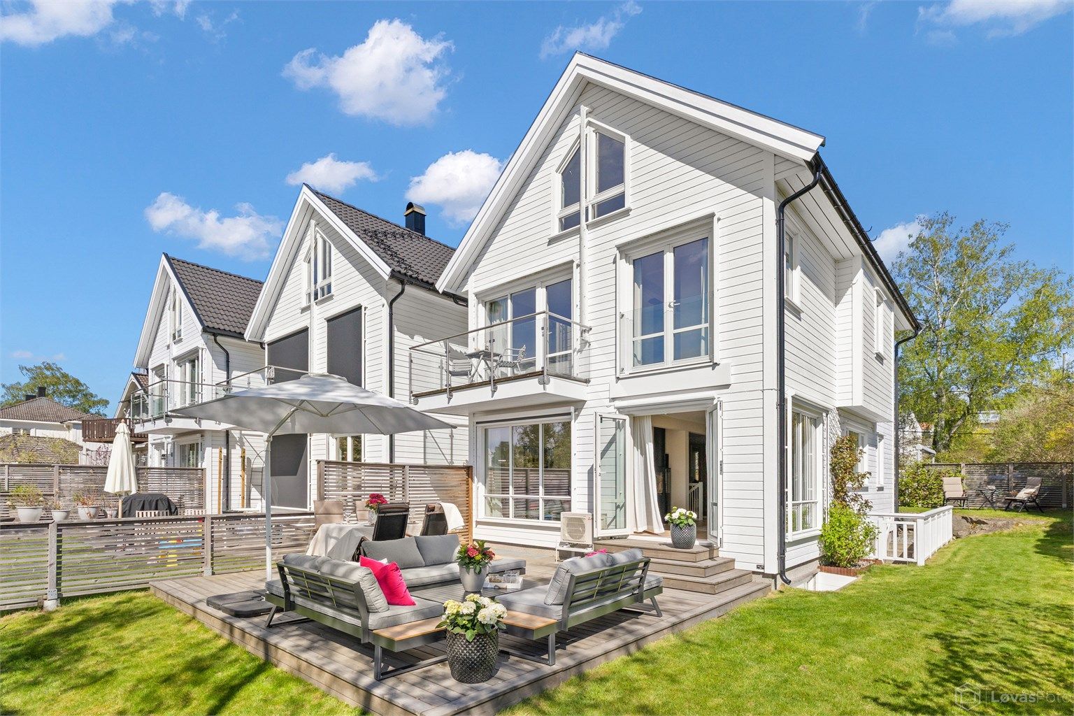 Velkommen Holtveien 27C - Pen og innholdsrik enebolig fra 2012 | Solrikt | Egen inngang til kjeller | Carport | Barnevennlig - Foto: Løvås Foto