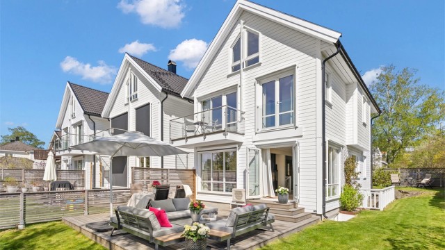Velkommen Holtveien 27C - Pen og innholdsrik enebolig fra 2012 | Solrikt | Egen inngang til kjeller | Carport | Barnevennlig - Foto: Løvås Foto