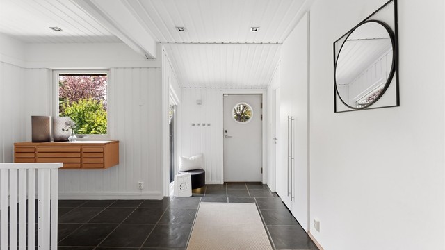 Velkommen inn til den romslige entréen