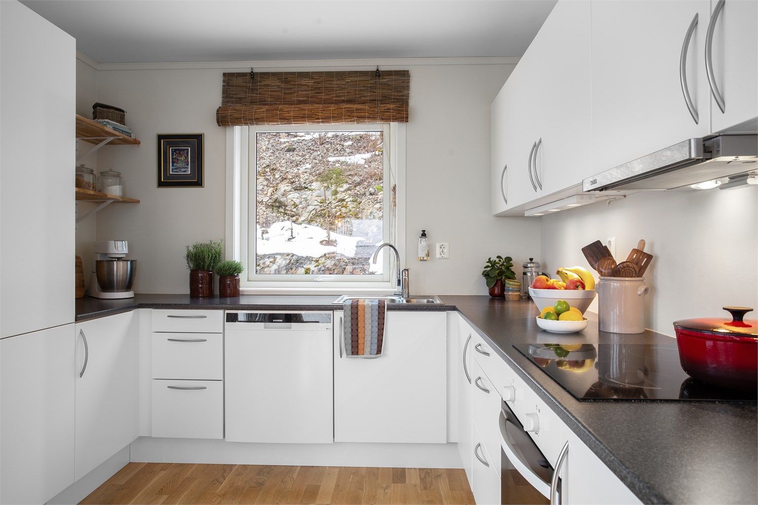 Integrert komfyr, nedfelt platetopp, kjøleskap med fryser og oppvaskmaskin som vil medfølge eiendommen. Komfyrvakt og ventilator i overskap.