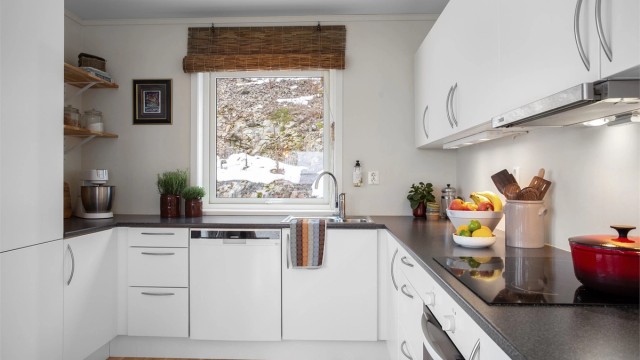 Integrert komfyr, nedfelt platetopp, kjøleskap med fryser og oppvaskmaskin som vil medfølge eiendommen. Komfyrvakt og ventilator i overskap.