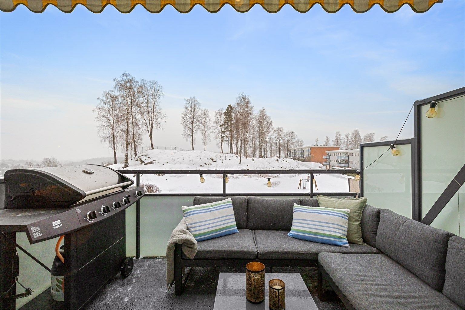 Pen og lys 4-roms toppleilighet med nydelig utsikt, balkong og peis. Foto: Zovenfra AS