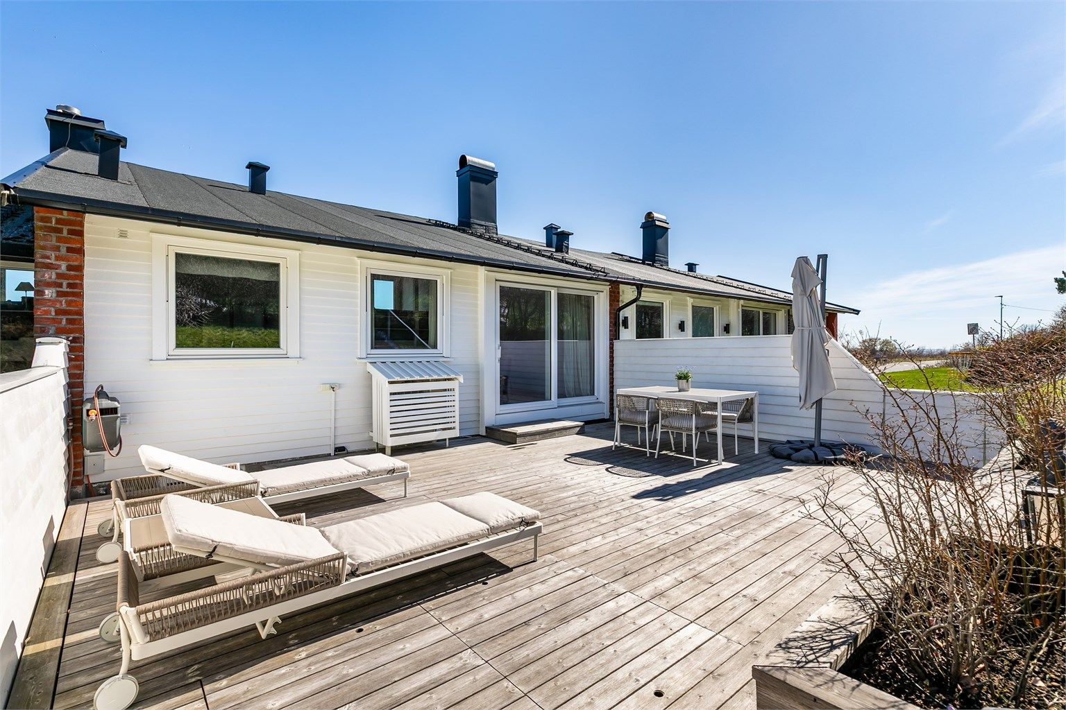 I bakhagen ble ny terrasse med gulv av Kebony Character anlagt i 2019. Plattingen er imidlertid ikke omsøkt eller godkjent.