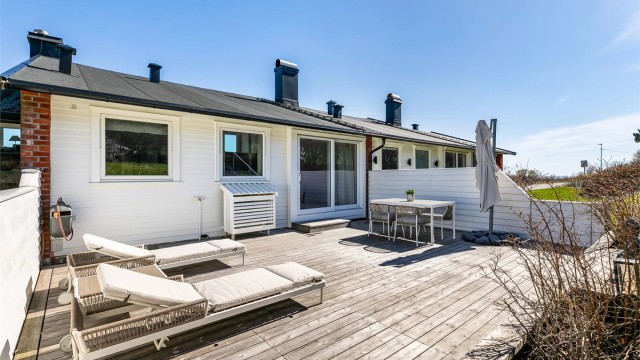 I bakhagen ble ny terrasse med gulv av Kebony Character anlagt i 2019. Plattingen er imidlertid ikke omsøkt eller godkjent.