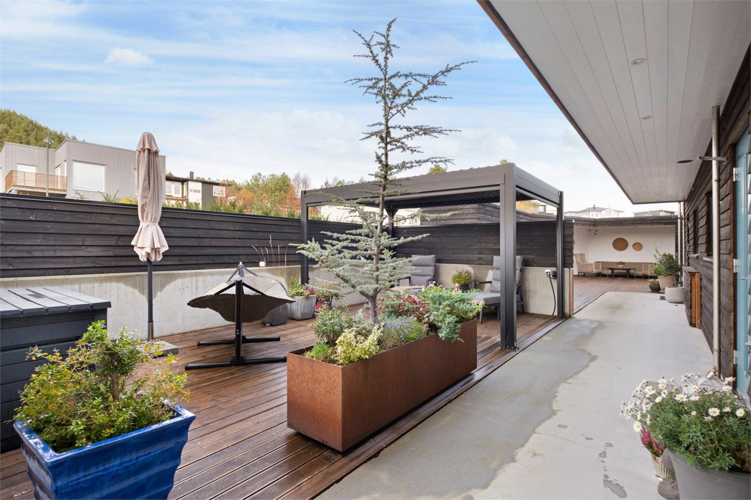 Flott uteområde og marketerrasse mot nordvest skjermet med levegger