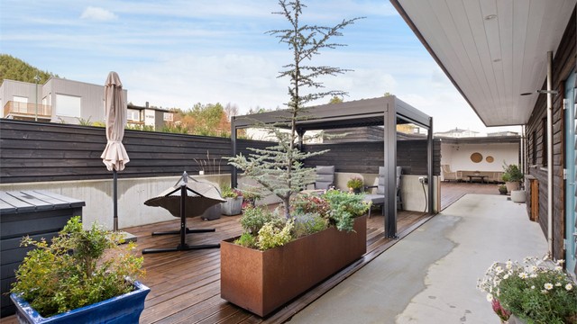 Flott uteområde og marketerrasse mot nordvest skjermet med levegger