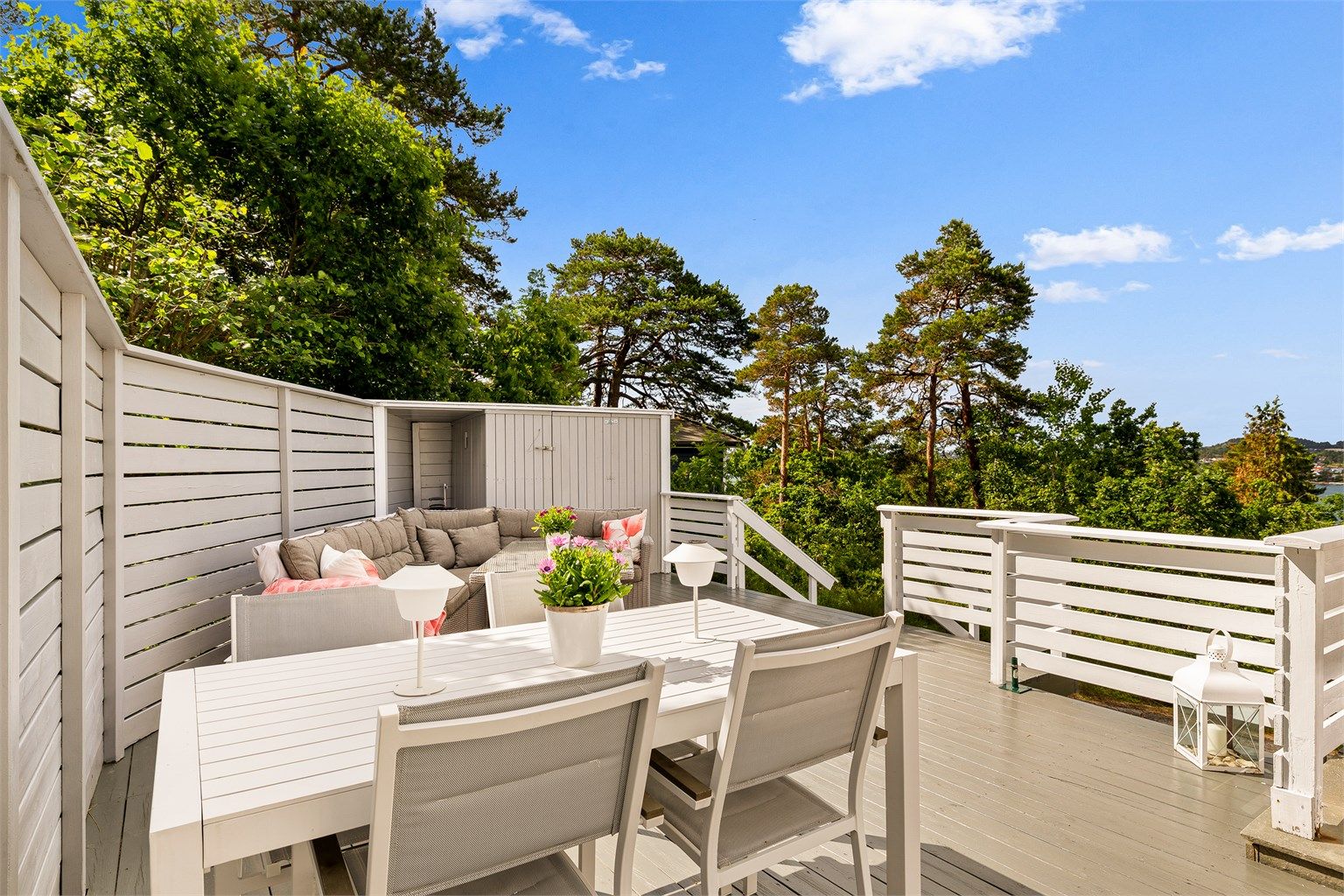 Hyttas uteområder har meget gode solforhold fra morgen til kveld, så alt ligger til rette for å kunne nyte lange sommerdager og sene kvelder til det fulle.
