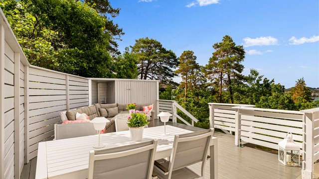 Hyttas uteområder har meget gode solforhold fra morgen til kveld, så alt ligger til rette for å kunne nyte lange sommerdager og sene kvelder til det fulle.