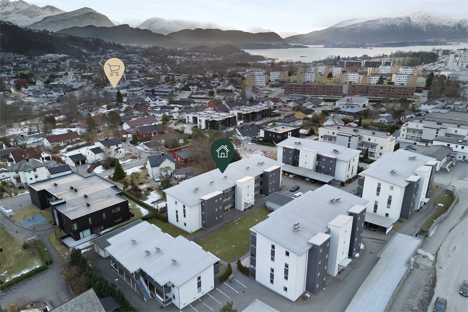 Leiligheten har en sentral beliggenhet med kort veg til dagligvarebutikk, bank m.m. i Spjelkavik. Nærmeste busstopp ligger like ved eiendommen