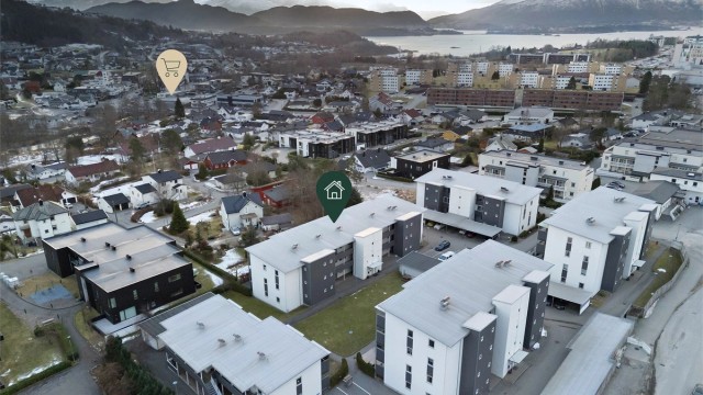 Leiligheten har en sentral beliggenhet med kort veg til dagligvarebutikk, bank m.m. i Spjelkavik. Nærmeste busstopp ligger like ved eiendommen