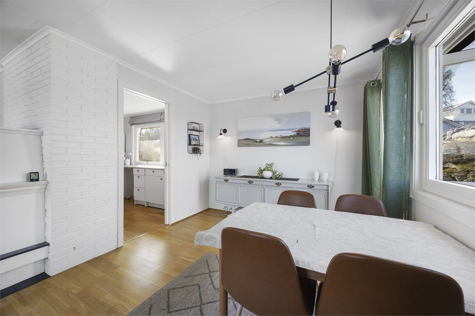 Fra spiseavdelingen er det en åpen og sosial forbindelse til både kjøkkenet og stuen.