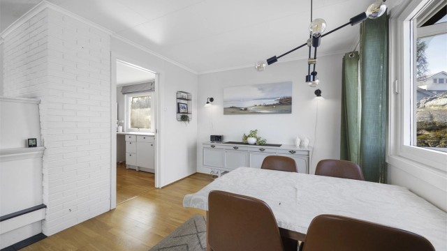 Fra spiseavdelingen er det en åpen og sosial forbindelse til både kjøkkenet og stuen.