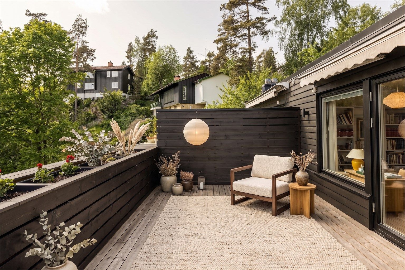 Her er det god plass til flere sittegrupper, spisebord, grill og beplantning etter eget ønske. (digitalt møblert bilde)