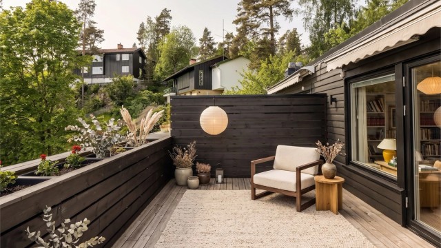 Her er det god plass til flere sittegrupper, spisebord, grill og beplantning etter eget ønske. (digitalt møblert bilde)