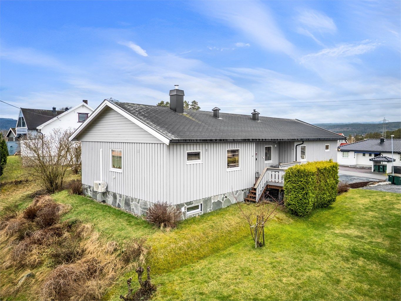 Enebolig med landlig beliggenhet i et koselig og etablert boligområde. Foto: Emotional Landscape Production Ole Thoresen