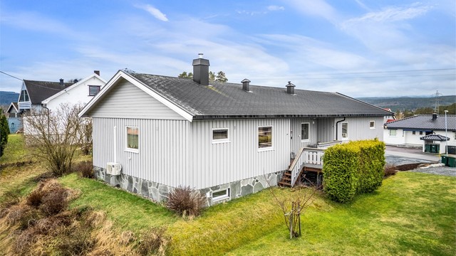 Enebolig med landlig beliggenhet i et koselig og etablert boligområde. Foto: Emotional Landscape Production Ole Thoresen