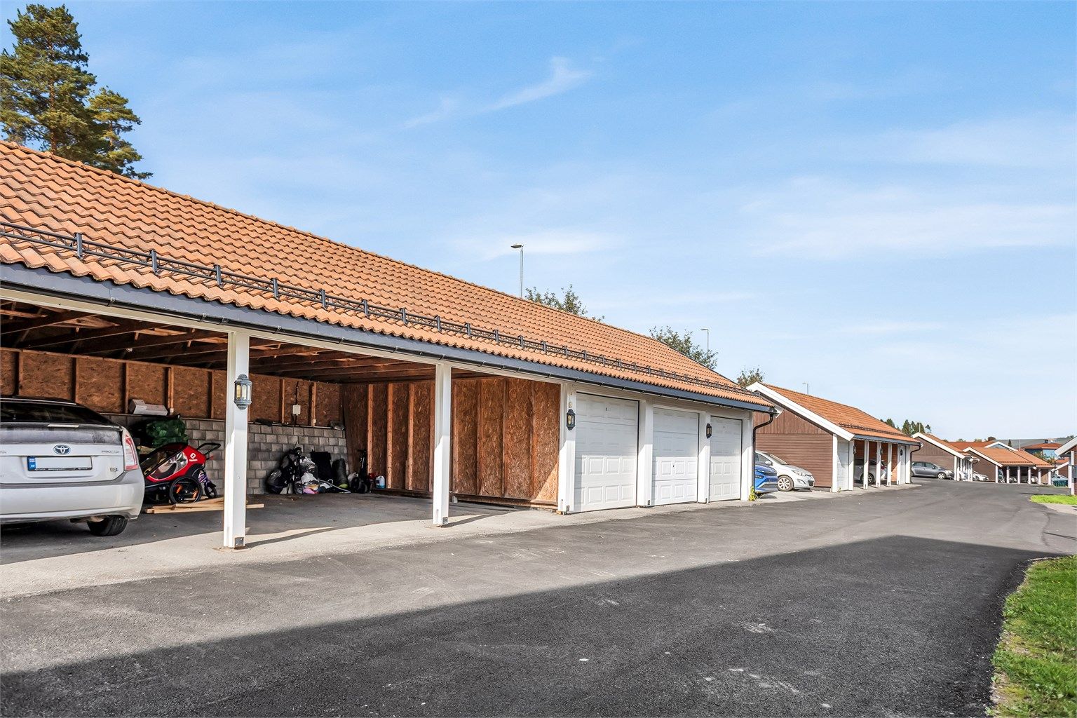 Leiligheten disponerer plass i felles carportrekke, med mulighet for etablering av elbillader.