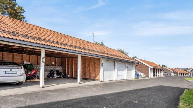 Leiligheten disponerer plass i felles carportrekke, med mulighet for etablering av elbillader.