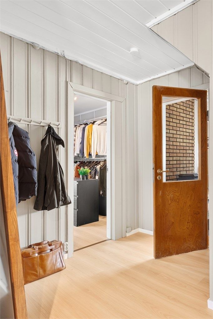 I det tidligere kjøkkenet er nå et nytt hovedsoverom med walk-in closet etablert.