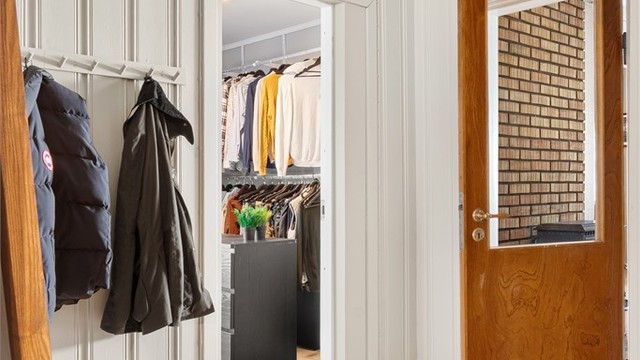I det tidligere kjøkkenet er nå et nytt hovedsoverom med walk-in closet etablert.