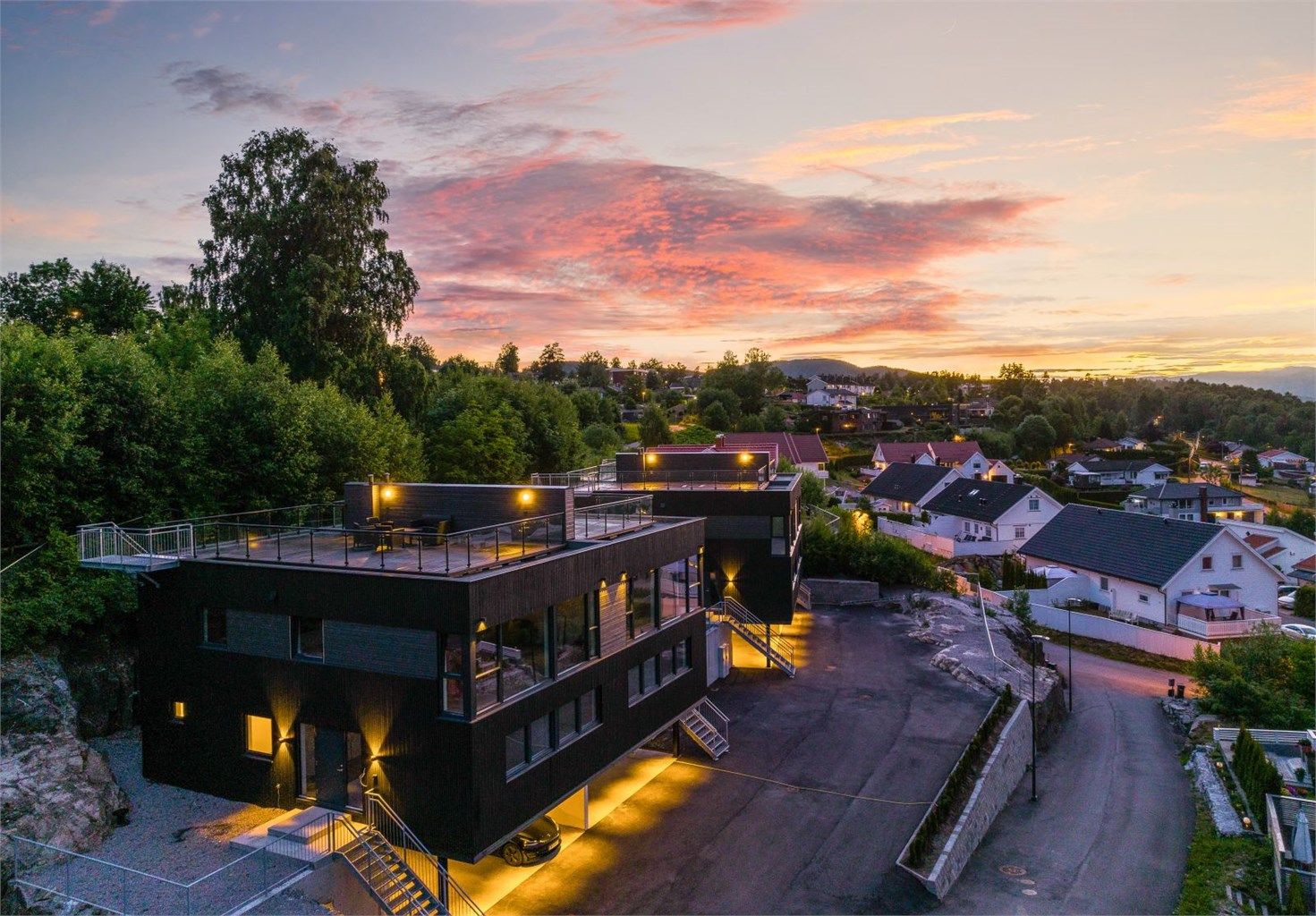 1/2 av vertikaldelt tomannsbolig med ett moderne og tidløst preg. Foto: Joakim Mylove -Inbovi Foto