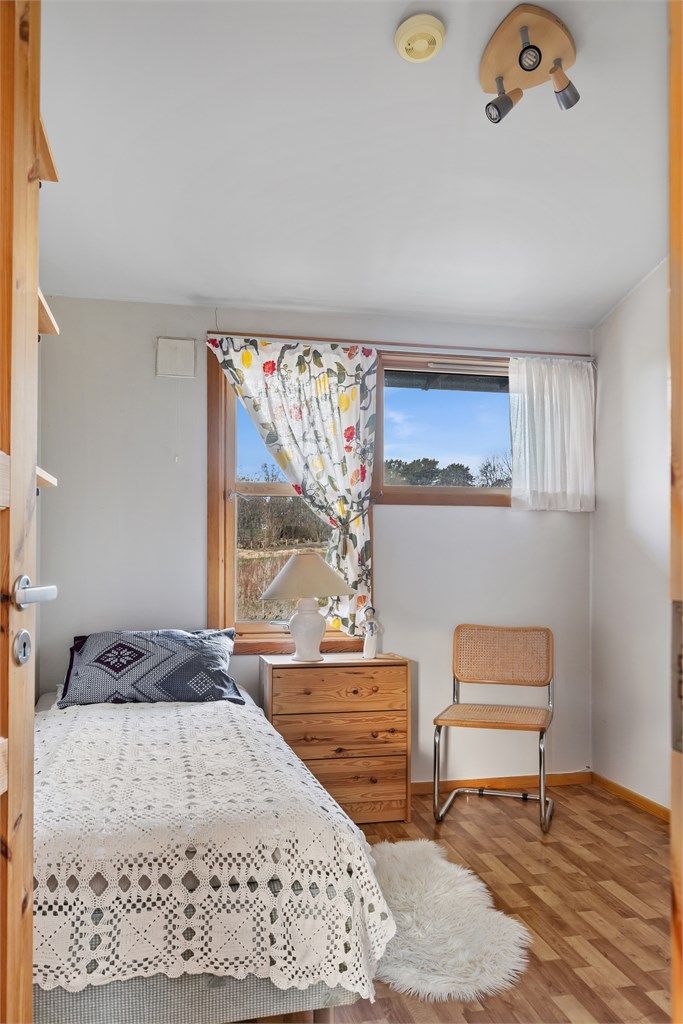 Det ene av to soverom i denne etasjen, ideelt som barnerom eller kontor.