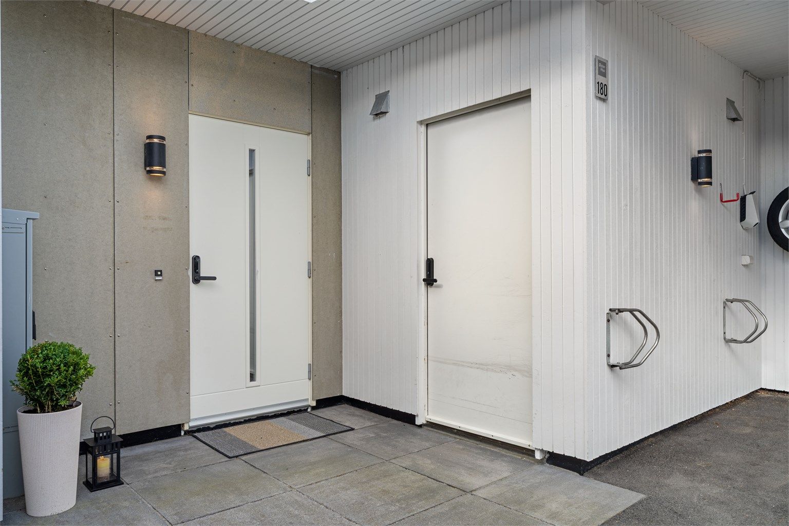 Utvendig bod på 6 m² i tilknytning til inngangspartiet.