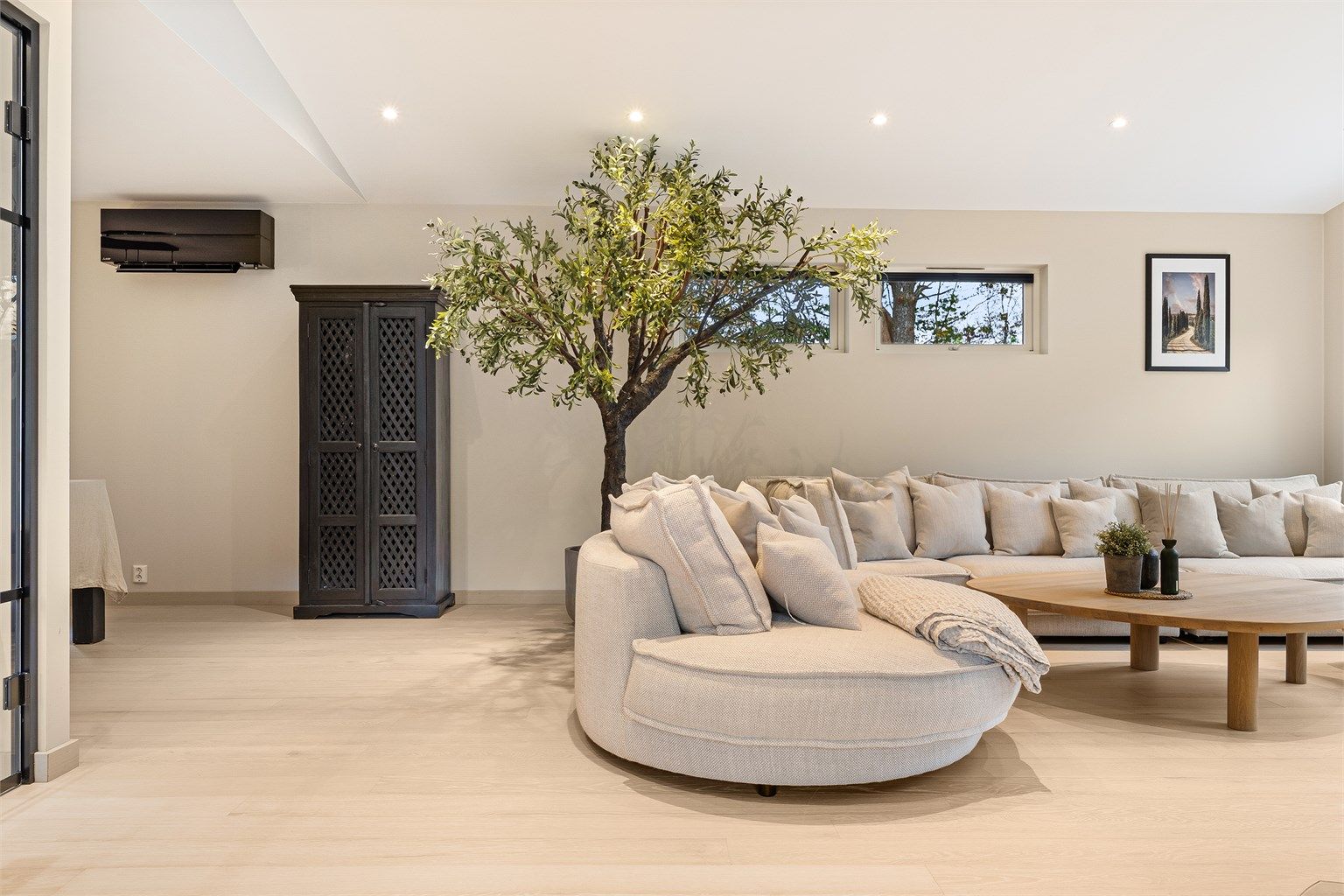 Stuen har en lekker varmepumpe fra Mitsubishi