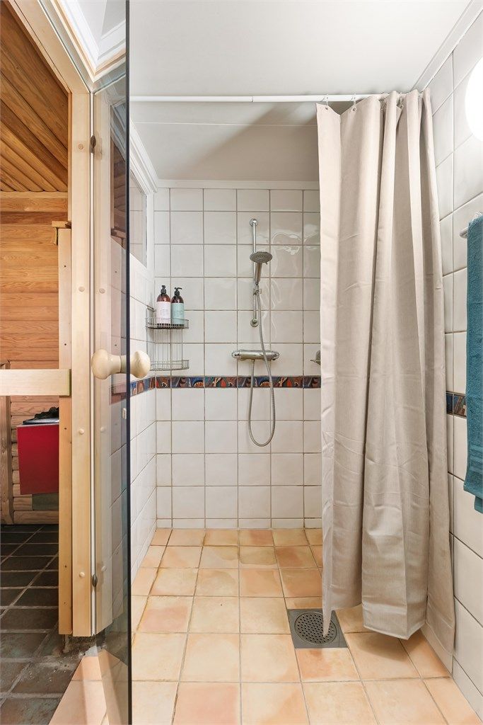 Dusjrom i kjelleren med flislagt gulv med varme, i direkte tilknytning til badstuen.