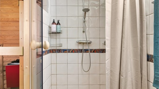 Dusjrom i kjelleren med flislagt gulv med varme, i direkte tilknytning til badstuen.